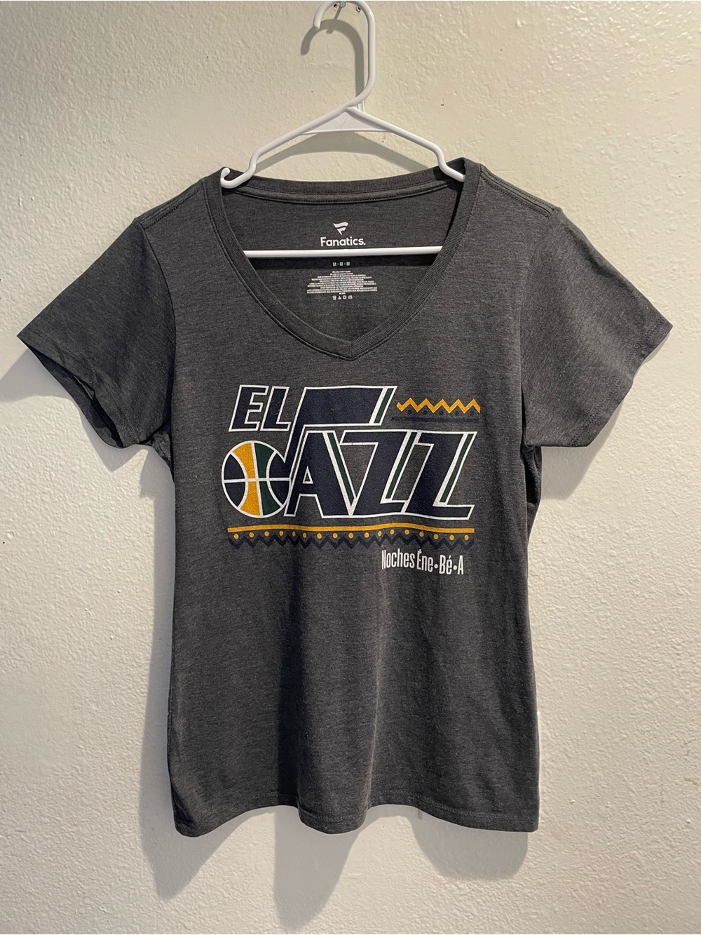 🏀 Fanatics Utah Jazz "El Jazz" Latin Heritage Noches Éne-Bé-A Gray V-Neck Tee! 🏀